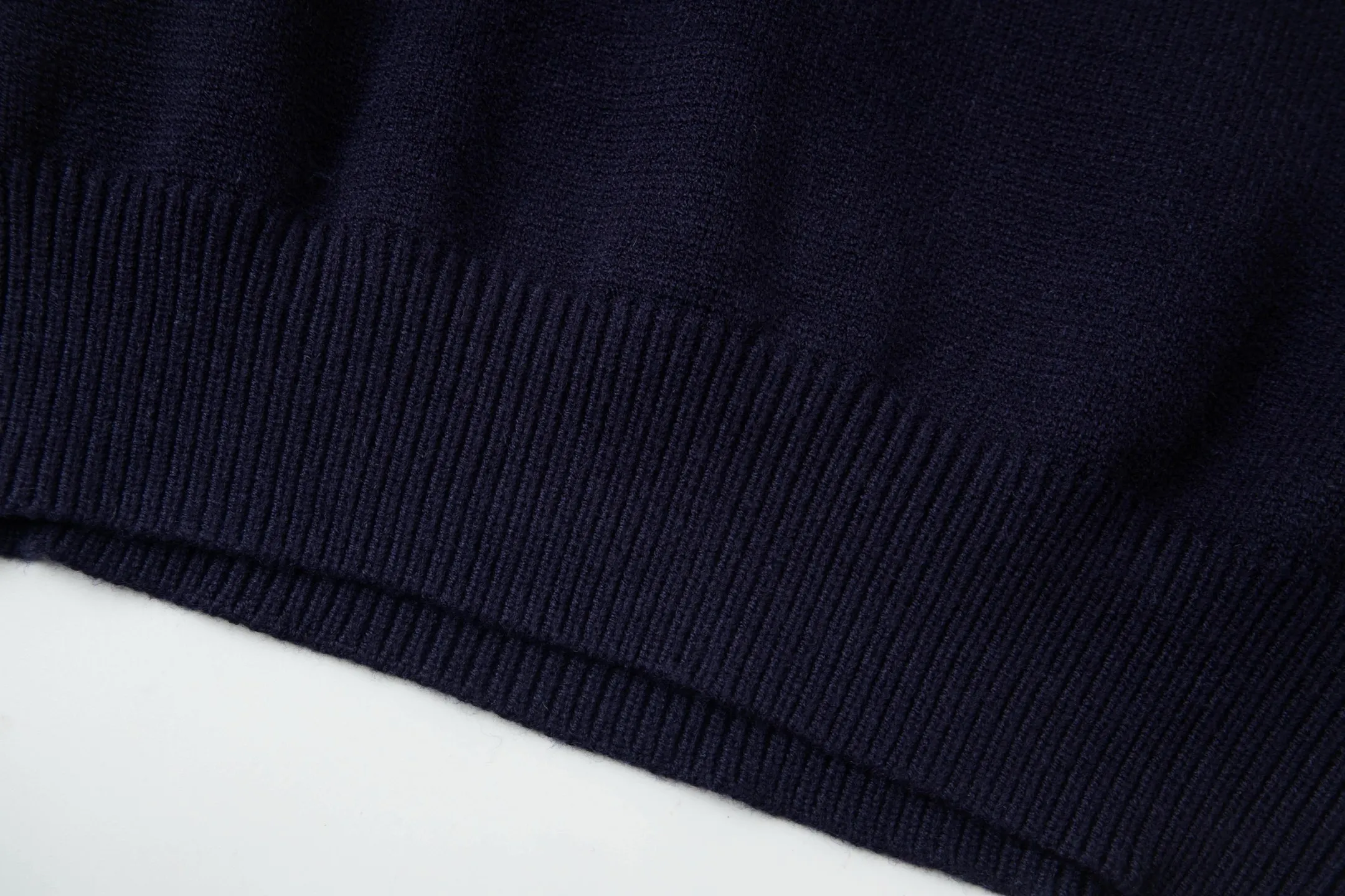 P210 Style number: Y197 Ralph Lauren men's crew neck sweater men's hemp flower original collar sweater. The version is really good-looking. It can be worn alone or as a jacket to be worn inside or outside. The upper body shows personal fashion charm. Four colors are available. The same style for men and women. A must-see item for new summer products. Tag, hanging grain, washed, packaging bag, full set of accessories. Very good appearance. Super exquisite workmanship. Size: S-XL